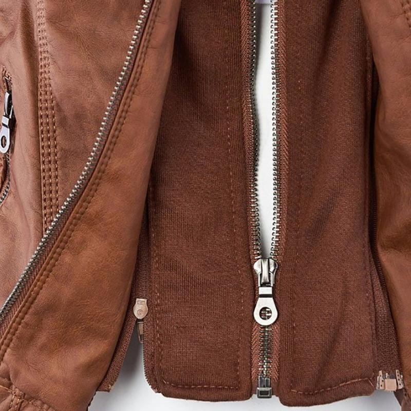 Chaqueta de cuero con capucha